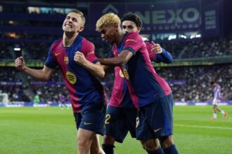 لاعبو برشلونة يحتفلون بهدف في مباراة كرة قدم.