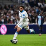 اللاعب بلال النادر يركض بالكرة في الملعب.