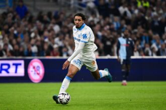 اللاعب بلال النادر يركض بالكرة في الملعب.