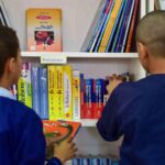 كتاب بيو على طاولة مدرسية
