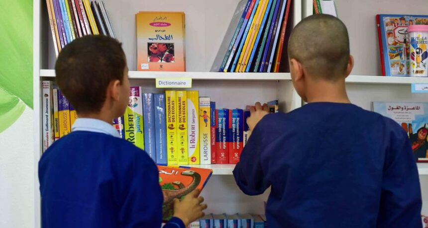 كتاب بيو على طاولة مدرسية