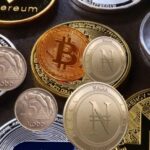 عملات بيتكوين نحاسية على سطح أسود