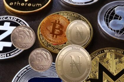 عملات بيتكوين نحاسية على سطح أسود