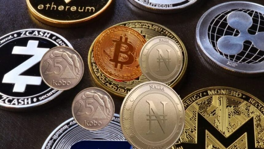 عملات بيتكوين نحاسية على سطح أسود