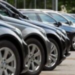 مجموعة من السيارات الرياضية السوداء الفاخرة.