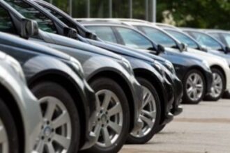 مجموعة من السيارات الرياضية السوداء الفاخرة.
