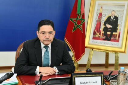 ناصر بوريطة يتحدث في مؤتمر صحفي رسمي.