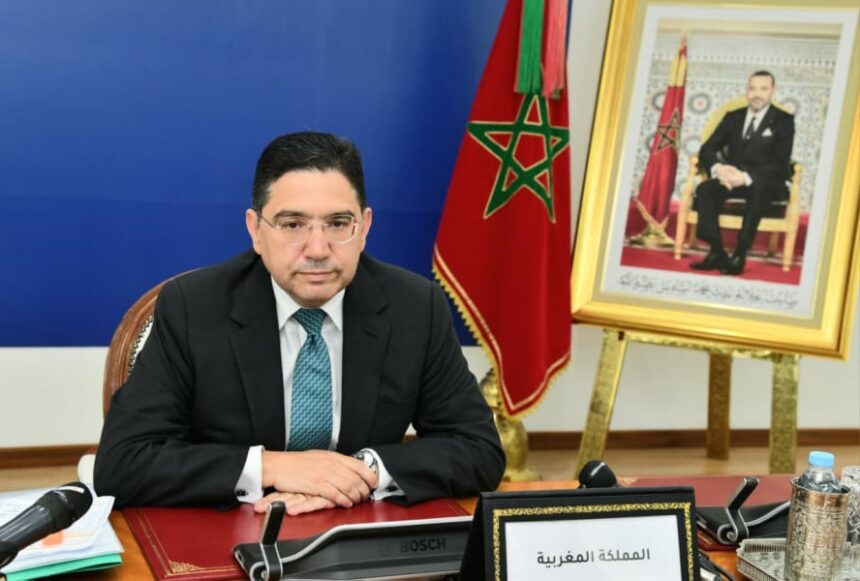ناصر بوريطة يتحدث في مؤتمر صحفي رسمي.