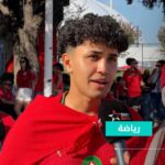 طفل يحمل شعار SNRT أمام ميكروفونات.
