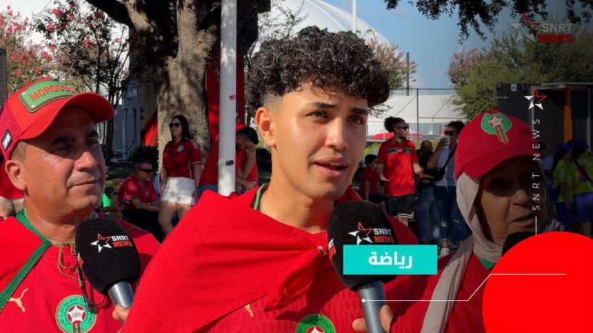 طفل يحمل شعار SNRT أمام ميكروفونات.
