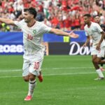 براهيم دياز يحتفل بتسجيل هدف في مباراة كرة قدم.