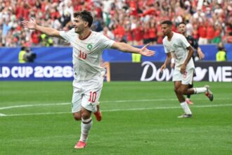براهيم دياز يحتفل بتسجيل هدف في مباراة كرة قدم.