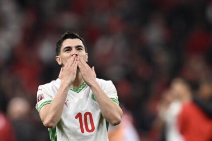 إبراهيم دياز يصفق بقميص المنتخب المغربي