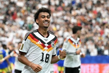 اللاعب براون بقميص بايرن ميونيخ رقم 18