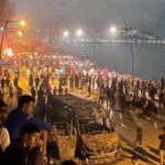 انفجار حافلة في شارع به حشود من الناس