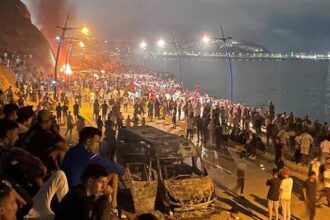 انفجار حافلة في شارع به حشود من الناس