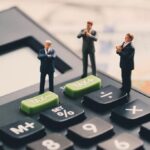 آلة حاسبة تعرض أرقاماً ورموزاً رياضية.