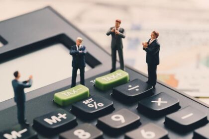 آلة حاسبة تعرض أرقاماً ورموزاً رياضية.