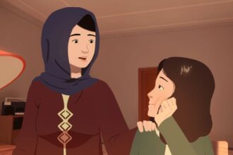 شخصيتان كرتونيتان ترتديان غطاء رأس مختلف