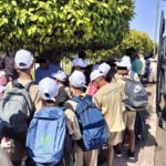 أطفال يصطفون لركوب حافلة في مخيم صيفي
