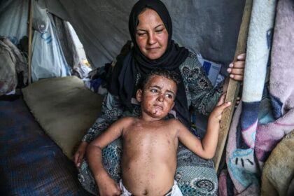 طفلان يجلسان داخل خيمة نازحين في قطاع غزة