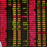 شاشة رقمية تعرض بيانات الأسهم الصينية باللونين الأحمر والأخضر