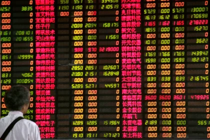 شاشة رقمية تعرض بيانات الأسهم الصينية باللونين الأحمر والأخضر