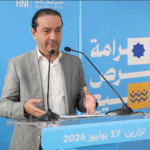 الشوكي يتحدث في منصة خلال تجمع حزبي
