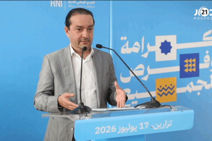 الشوكي يتحدث في منصة خلال تجمع حزبي