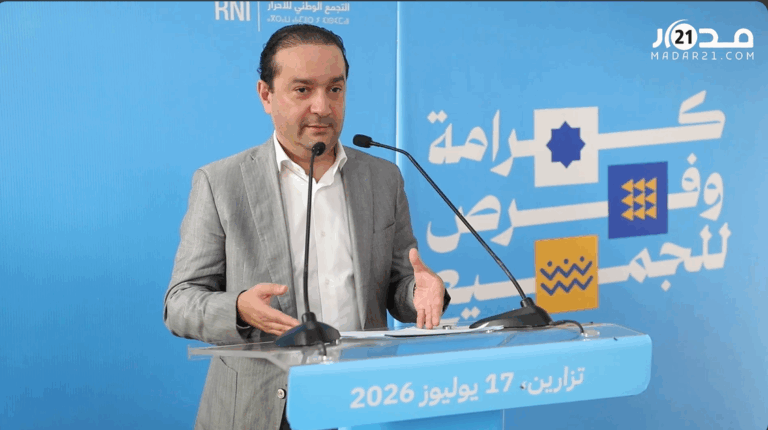 الشوكي يتحدث في منصة خلال تجمع حزبي