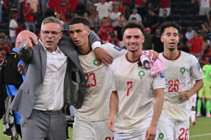 مدرب كرة قدم يشير ويقدم تعليمات
