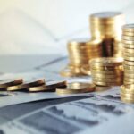 عملات معدنية وأوراق مالية تظهر نمو الأرباح.