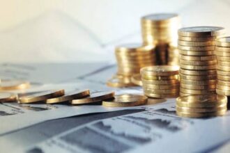 عملات معدنية وأوراق مالية تظهر نمو الأرباح.
