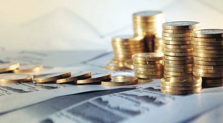 عملات معدنية وأوراق مالية تظهر نمو الأرباح.