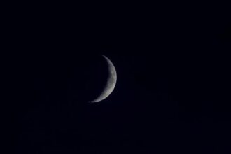 هلال مضيء يظهر في سماء الليل الصافية