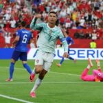 كريستيانو رونالدو يرتدي قميص البرتغال الأزرق رقم 7