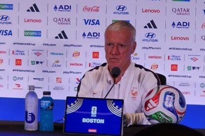 ديدييه ديشان مدرب المنتخب الفرنسي يتحدث في مؤتمر صحفي