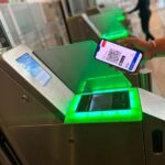 شاشة هاتف تعرض بطاقة صعود رقمية في مطار