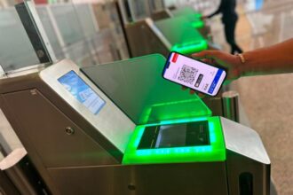 شاشة هاتف تعرض بطاقة صعود رقمية في مطار