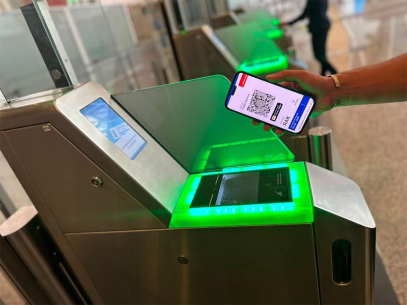 شاشة هاتف تعرض بطاقة صعود رقمية في مطار