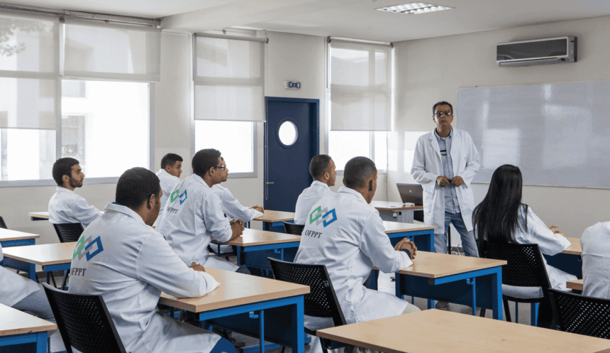 مجموعة من الأطباء يناقشون حول السبورة