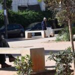 رجال مسنون يتناقشون حول التقاعد