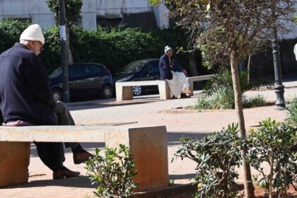 رجال مسنون يتناقشون حول التقاعد