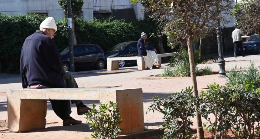 رجال مسنون يتناقشون حول التقاعد