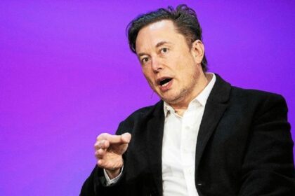 إيلون ماسك يتحدث من على منصة