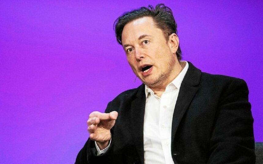 إيلون ماسك يتحدث من على منصة