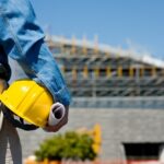 مهندس مدني يحمل خوذة في موقع بناء.