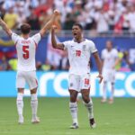 لاعبو منتخب إنجلترا يحتفلون بالفوز في مباراة كرة القدم