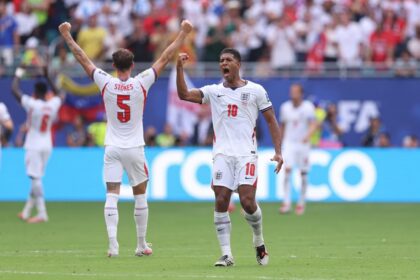 لاعبو منتخب إنجلترا يحتفلون بالفوز في مباراة كرة القدم
