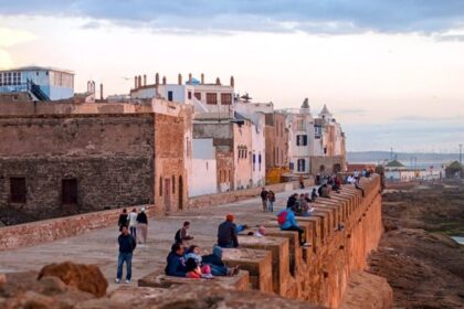منظر خارجي لقلعة قديمة مطلة على بحر الصويرة